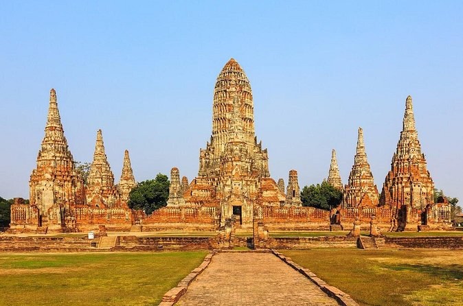 The full row of prangs and chedi at Wat Chaiwatthanaram