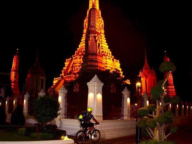 Wat Chaiwatthanaram under its evening floodlights