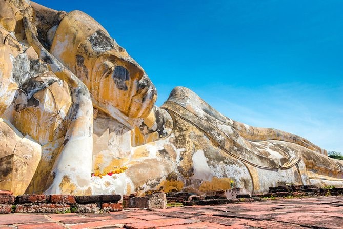 The stucco head and shoulder of the reclining Buddha at Wat Lokayasutharam