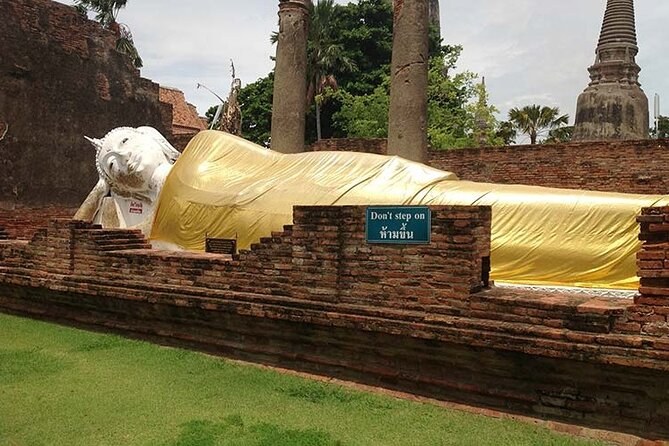 The reclining Buddha of Wat Lokayasutharam in its saffron robe