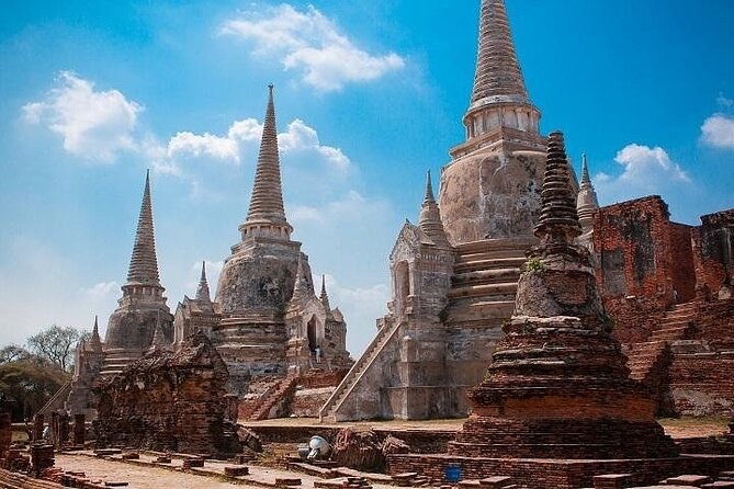 Wat Phra Si Sanphet seen across the ruined brick platforms of the old royal palace